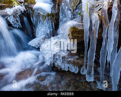 Incredibile ghiaccioli su una piccola cascata Foto Stock