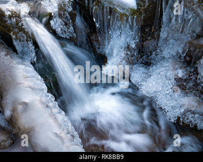 Incredibile ghiaccioli su una piccola cascata Foto Stock