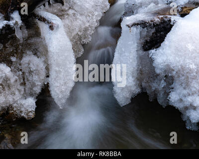 Incredibile ghiaccioli su una piccola cascata Foto Stock