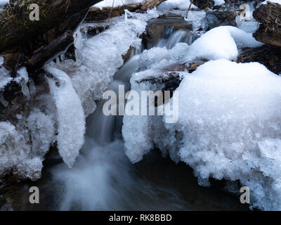 Incredibile ghiaccioli su una piccola cascata Foto Stock