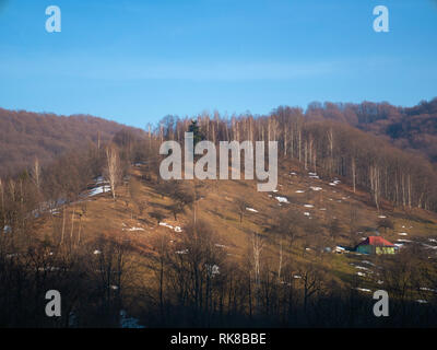 Singole case in alta montagna in inverno Foto Stock