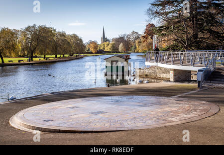 Un giorno di inverni dal canale di Avon a Stratford Upon Avon, luogo di nascita di William Shakespear. In questi giorni è una fiorente città nella campagna inglese Foto Stock