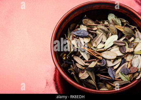 Essiccato lingonberry foglie in medicina di erbe.Mortaio di erbe curative Foto Stock