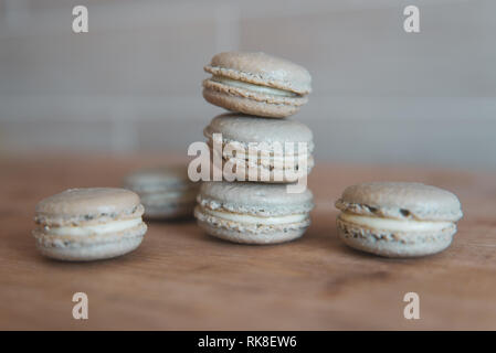 Torta macaron o amaretto su sfondo grigio, dolce e colorata dessert. Foto Stock