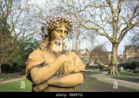 Statua in terracotta di Euterpe la musa della musica strumentale, in St George's Garden, Camden, London, Regno Unito Foto Stock