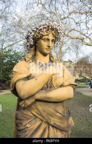 Statua in terracotta di Euterpe la musa della musica strumentale, in St George's Garden, Camden, London, Regno Unito Foto Stock