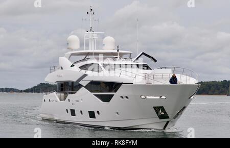 Libertà - Sunseeker 116 Yacht entrando in porto di Poole Foto Stock