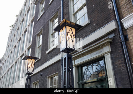 L'arte dei lavoratori Guild, Queen Square, Bloomsbury, Londra, WC1, Regno Unito Foto Stock