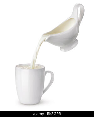 Versare la crema da creamer in tazza con splash isolati su sfondo bianco, il flusso di latte Foto Stock