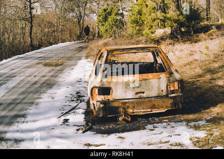 Bruciata auto dal lato della strada ghiacciata, Svezia e Scandinavia Foto Stock