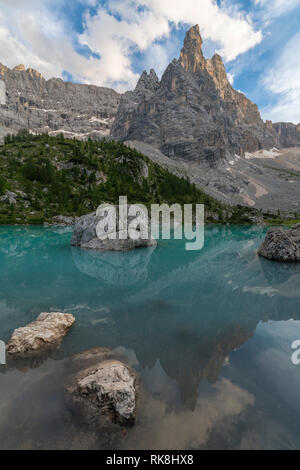 La riflessione del gruppo Sorapis sul Sorapis Lago d'estate. Cortina d'Ampezzo, provincia di Belluno, Veneto, Italia. Foto Stock