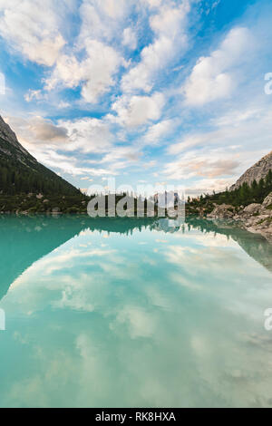 La riflessione dei Cadini di Misurina sul Sorapis lago al tramonto in estate. Cortina d'Ampezzo, provincia di Belluno, Veneto, Italia. Foto Stock