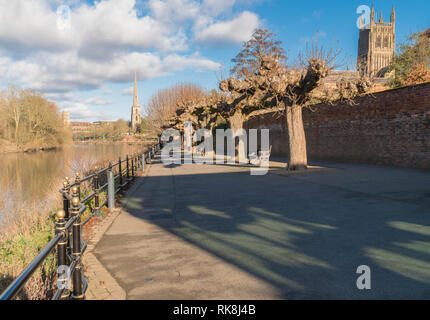 Cattedrale e la guglia di St Andrews Giardino della Rimembranza lungo la Severn modo Worcester England Regno Unito Foto Stock