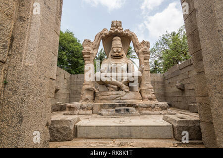 Il Lakshmi Narasimha tempio di Hampi è dedicato al signore Vishnu. Vi è stata una statua della dea Lakshmi seduto su Vishnu il giro che è stato distrutto. Foto Stock