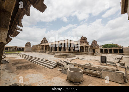 Situato tra la Gandhamadana Matanga e colline è la splendida Achyuta Raya tempio, costruito nel 1534 ANNUNCIO Foto Stock