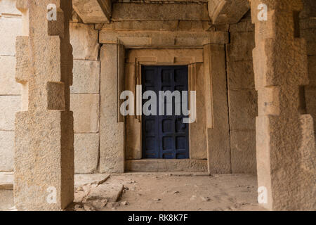 Situato tra la Gandhamadana Matanga e colline è la splendida Achyuta Raya tempio, costruito nel 1534 ANNUNCIO Foto Stock