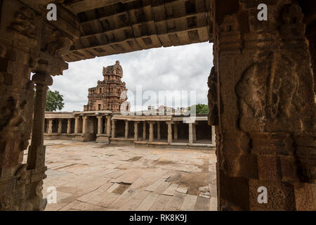 Situato tra la Gandhamadana Matanga e colline è la splendida Achyuta Raya tempio, costruito nel 1534 ANNUNCIO Foto Stock