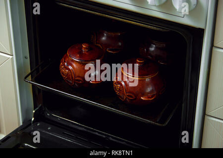 Tradizionale russo vasi di ceramica per la cottura in forno. Foto Stock