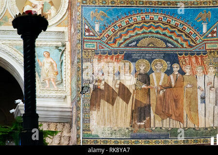 Ravenna, Italia - 31 agosto 2018: pannello a mosaico di Costantino IV di Sant'Apollinare in Classe Foto Stock