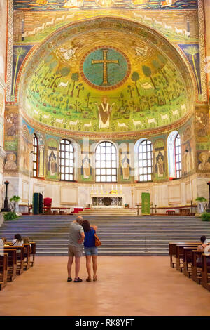 Ravenna, Italia - 31 agosto 2018: altare della Basilica di Sant'Apollinare in Classe Foto Stock