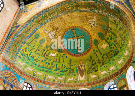Ravenna, Italia - 31 agosto 2018: abside riccamente decorato con mosaici di Sant'Apollinare in Classe Foto Stock