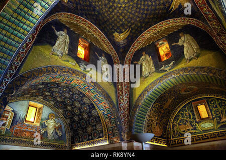 Soffitto del Mausoleo di Galla Placidia a Ravenna, Italia. Il soffitto è coperto da antichi mosaici bizantini del V secolo. Foto Stock