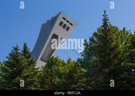 La torre di Stadio Olimpico visto da Montreal giardino botanico, un grande giardino botanico di Montreal, Quebec, Canada. Foto Stock