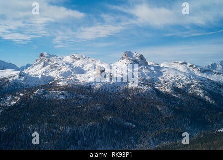 Vista Aerea della Montagna delle Cinque Torri stazione sciistica di Cortina d' Ampezzo nelle Dolomiti italiane con la neve Foto Stock