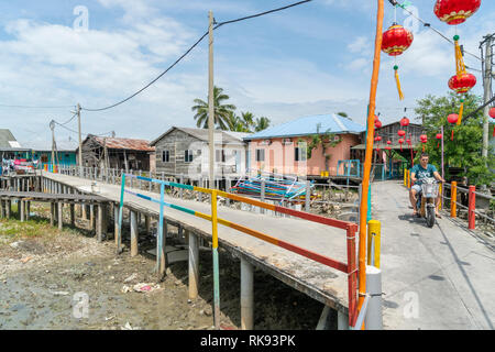 Pulau Ketam, Malaysia. Gennaio 2019. le tipiche case su palafitte sul mare Foto Stock