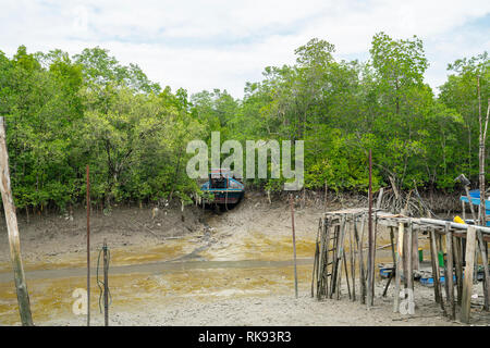 Pulau Ketam, Malaysia. Gennaio 2019. le tipiche case su palafitte sul mare Foto Stock