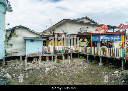 Pulau Ketam, Malaysia. Gennaio 2019. le tipiche case su palafitte sul mare Foto Stock