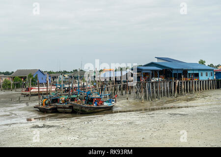 Pulau Ketam, Malaysia. Gennaio 2019. le tipiche case su palafitte sul mare Foto Stock