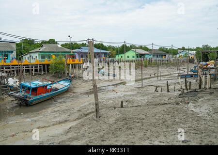 Pulau Ketam, Malaysia. Gennaio 2019. le tipiche case su palafitte sul mare Foto Stock