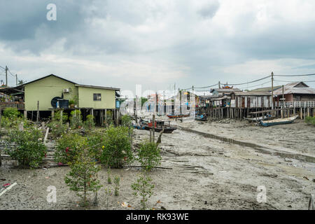 Pulau Ketam, Malaysia. Gennaio 2019. le tipiche case su palafitte sul mare Foto Stock