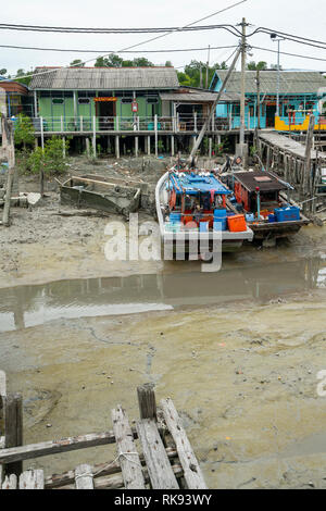 Pulau Ketam, Malaysia. Gennaio 2019. le tipiche case su palafitte sul mare Foto Stock