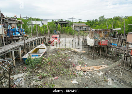 Pulau Ketam, Malaysia. Gennaio 2019. le tipiche case su palafitte sul mare Foto Stock