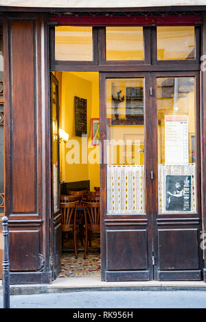 Vecchio brown porta anteriore del bistro Foto Stock