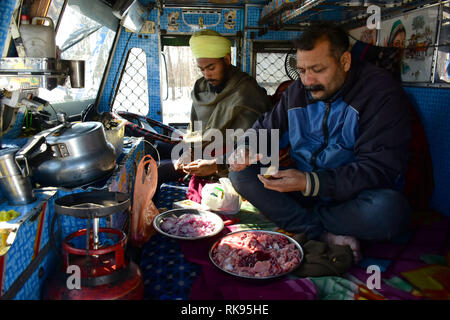 La questione del Kashmir, India. 9 Feb 2019. Cordato camionisti di preparare il cibo all'interno dei veicoli nei pressi di jawahar tunnel quasi 68 miglia dalla città principale Srinagar, Indiano Kashmir amministrato. Dopo la nevicata iniziata il 6 di febbraio una valanga ha colpito un posto di polizia sulla autostrada Srinagar-Jammu uccidendo 8 poliziotti di dovere al post. Tuttavia dopo le operazioni di soccorso 3 poliziotti sono stati liberati dalla neve e sono state adottate per l'ospedale. Credito: PACIFIC PRESS/Alamy Live News Foto Stock