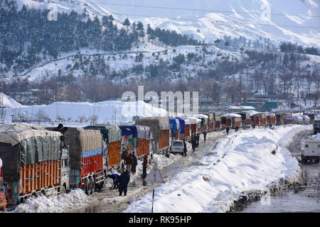 La questione del Kashmir, India. 9 Feb 2019. Centinaia di veicoli rimangono bloccati nei pressi di Jawahar tunnel, Qazigund quasi 68 miglia dalla città principale Srinagar, Indiano Kashmir amministrato. Dopo la nevicata iniziata il 6 di febbraio una valanga ha colpito un posto di polizia sulla autostrada Srinagar-Jammu uccidendo 8 poliziotti di dovere al post. Tuttavia dopo le operazioni di soccorso 3 poliziotti sono stati liberati dalla neve e sono state adottate per l'ospedale. Credito: PACIFIC PRESS/Alamy Live News Foto Stock