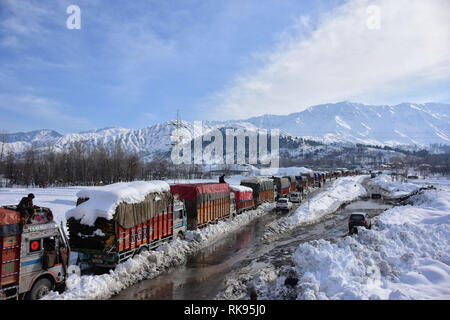 La questione del Kashmir, India. 9 Feb 2019. Centinaia di veicoli rimangono bloccati nei pressi di Jawahar tunnel, Qazigund quasi 68 miglia dalla città principale Srinagar, Indiano Kashmir amministrato. Dopo la nevicata iniziata il 6 di febbraio una valanga ha colpito un posto di polizia sulla autostrada Srinagar-Jammu uccidendo 8 poliziotti di dovere al post. Tuttavia dopo le operazioni di soccorso 3 poliziotti sono stati liberati dalla neve e sono state adottate per l'ospedale. Credito: PACIFIC PRESS/Alamy Live News Foto Stock