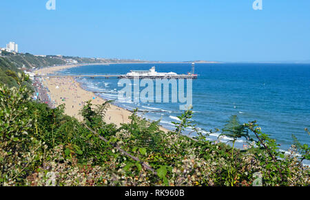 Vista del molo di Bournemouth da una scogliera, Bournemouth, Inghilterra, Regno Unito Foto Stock