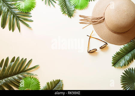 Accessorio di spiaggia sfondo con i rami di palma Foto Stock