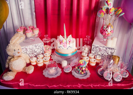 Dettaglio di un compleanno unicorn torta - Focus su rainbow topper Foto  stock - Alamy