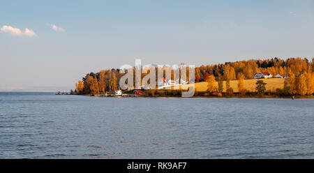 Autunno vista lago in Kapp, Norvegia Foto Stock