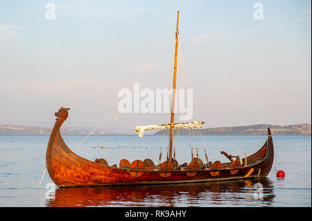 Viking Ship ancorato su un lago in Norvegia Foto Stock