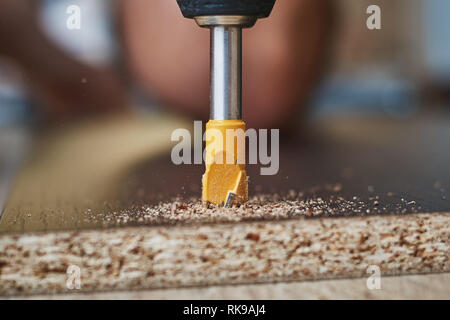 Processo di drillig legno con punta da trapano close up Foto Stock