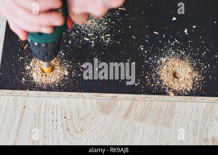 Uomo di Legno di foratura con trapano elettrico, lavorazione legno Foto Stock