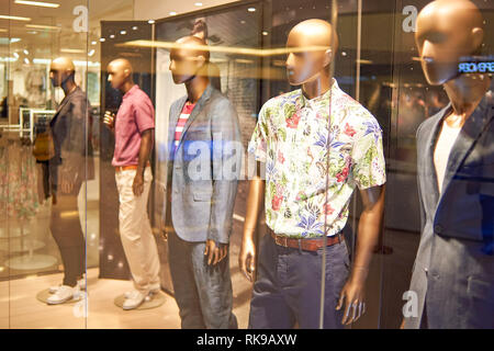 HONG KONG - Aprile 14, 2015: interni di New Town Plaza. New Town Plaza è un centro commerciale per lo shopping nel centro della città di Sha Tin in Hong Kong. Sviluppato da Sun Foto Stock