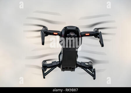Floating quad-copter drone con la fotocamera Foto Stock