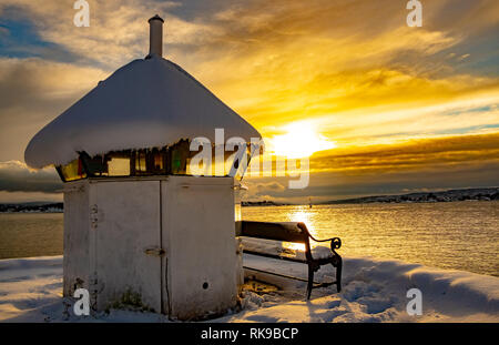 Piccolo faro sul fiordo di Oslo durante il tramonto Foto Stock